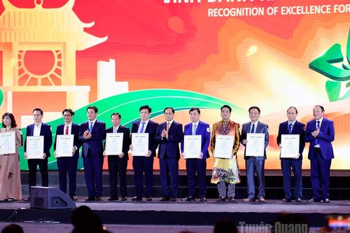 Gian hàng tỉnh Tuyên Quang đứng thứ 9/3.000 gian hàng được vinh danh tại Hội Chợ mùa Thu năm 2025