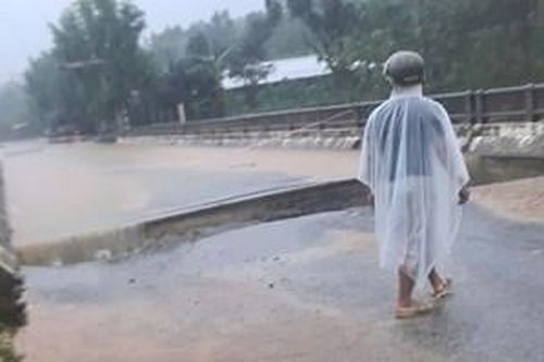 Sập mố cầu Phú Mậu trên tuyến Tỉnh lộ 14B, giao thông khu vực huyện Nam Đông cũ lại bị chia cắt