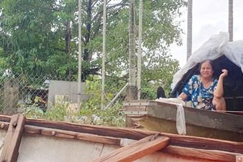 Người dân Kim Trà sống chung với lũ