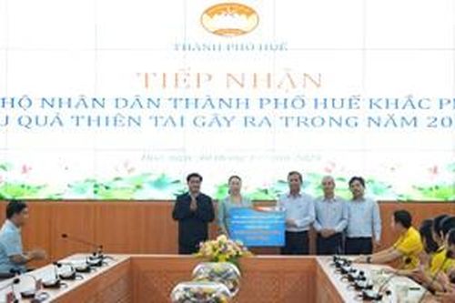 Tiếp nhận 800 triệu đồng hỗ trợ Nhân dân TP. Huế khắc phục hậu quả mưa lũ