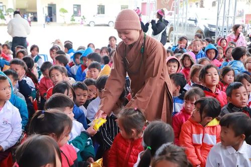 Chùa Quán Thế Âm trao tặng gần 2.000 phần quà cho học sinh vùng cao Khâu Vai (tỉnh Tuyên Quang)