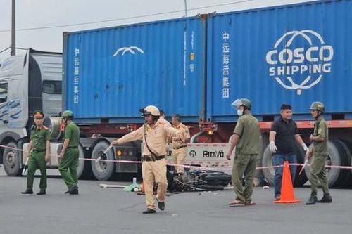TP.HCM: Xe container va chạm xe máy chở cặp vợ chồng, người vợ tử vong thương tâm