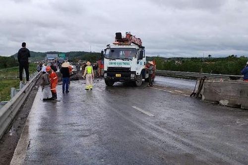 Xe đầu kéo húc bay dải phân cách, cao tốc qua Nghệ An tắc dài nhiều giờ