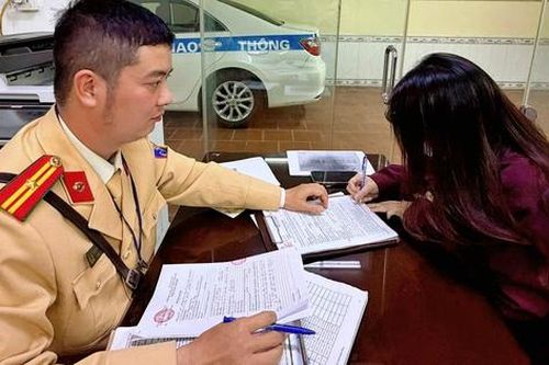 Hà Nội: Xử phạt người phụ nữ lái ô tô đi ngược chiều, buộc xe khác nhường đường