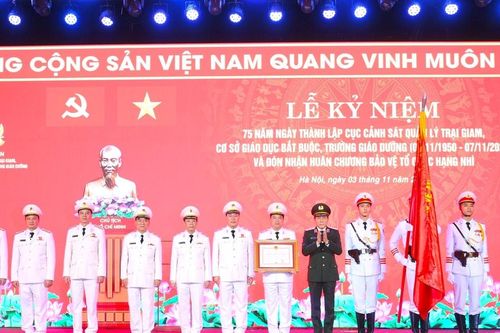 Cục Cảnh sát quản lý trại giam, cơ sở giáo dục bắt buộc, trường giáo dưỡng đón nhận Huân chương Bảo vệ Tổ quốc hạng Nhì