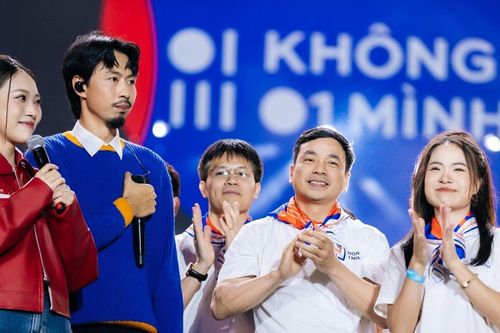Hàng nghìn khán giả đội mưa cùng 'Không Một Mình' - đêm Gala âm nhạc bùng nổ khép lại Ngày hội An toàn Trực tuyến 2025
