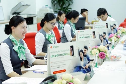Ngân hàng lãi lớn, thu nhập nhân viên ra sao?