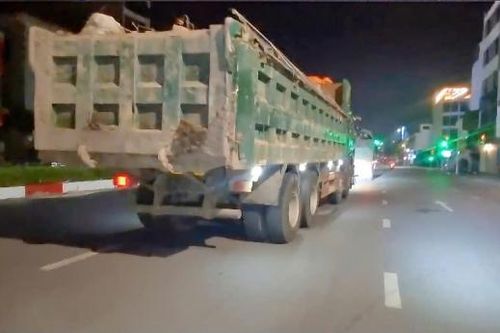 Hà Nội: Xe tải hạng nặng nối đuôi nhau chở đất, trạc thải xây dựng vào phố