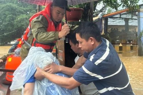 TP Huế lại ngập trong lũ, sạt lở nhiều điểm, lực lượng Công an bám địa bàn giúp dân