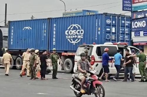 Tạt ngang trước xe đầu kéo, nữ công nhân tử vong, chồng bị thương