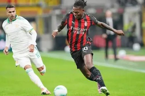 AC Milan đánh bại AS Roma trên sân nhà