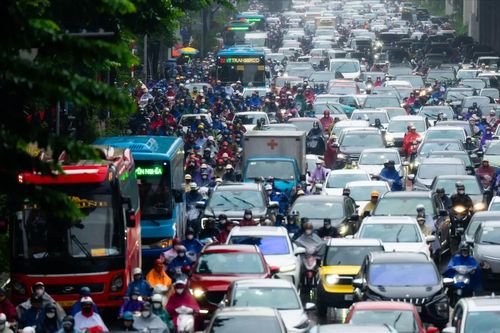 Mưa phùn bao phủ nhiều tuyến phố Hà Nội ùn tắc