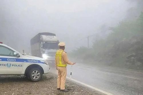 CSGT khuyến cáo người dân di chuyển an toàn trong mưa phùn