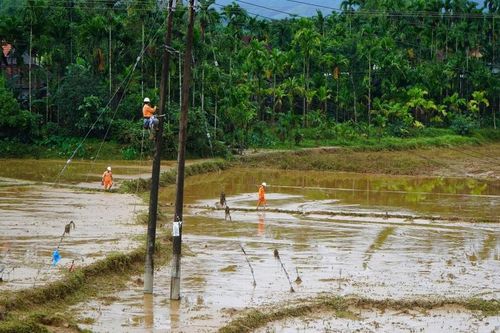 Khôi phục toàn bộ cấp điện cho đồng bào miền Trung sau lũ