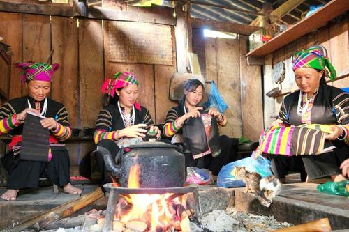 Thêu thùa, may vá - nét đẹp của người phụ nữ vùng cao