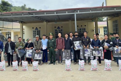Hỗ trợ hộ nghèo và học sinh xã Cốc Pàng hơn 600 triệu đồng