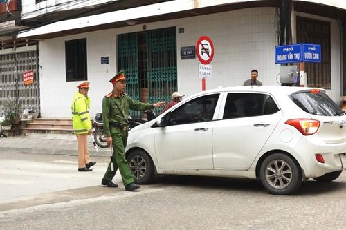 Ghi nhận ngày đầu áp dụng phân luồng giao thông tại một số tuyến phố thuộc khu vực Hợp Giang, phường Thục Phán