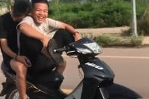 Thể hiện chiến tích trên mạng, nam thanh niên lái xe bằng chân nhận cái kết đắng
