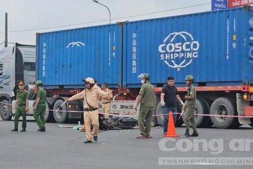Nữ công nhân bị xe container cán tử vong trên đường đến công ty