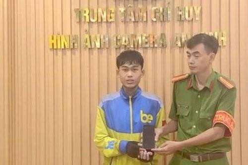 Công an phường Đông Hưng Thuận tìm lại tài sản người dân đánh rơi giữa đêm mưa