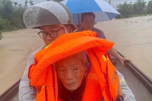 Huế tiếp tục mưa lớn, nhiều khu vực lại ngập sâu, công an căng mình di dời người dân