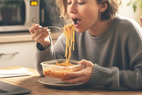 'Ăn cho khỏi phí - uống cho khỏi thừa' - thói quen tiết kiệm bào mòn sức khỏe