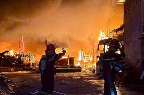 Gara ô tô ở Phú Thọ cháy ngùn ngụt lúc rạng sáng
