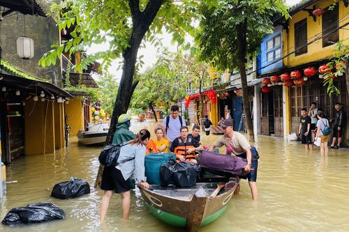 Lũ chồng lũ, người dân phố cổ Hội An oằn mình dọn đồ chạy lụt