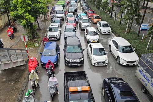 Ô tô dàn hàng 4, xe máy luồn lách trong mưa lạnh sáng đầu tuần