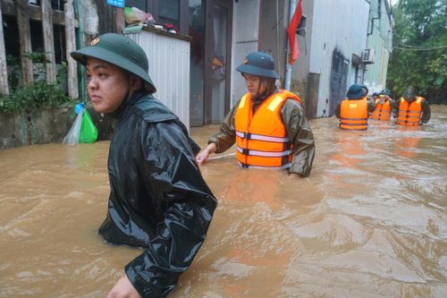 Nước dâng cao chảy xiết, người dân 'rốn lũ' Mẹ Suốt lại cuống cuồng sơ tán