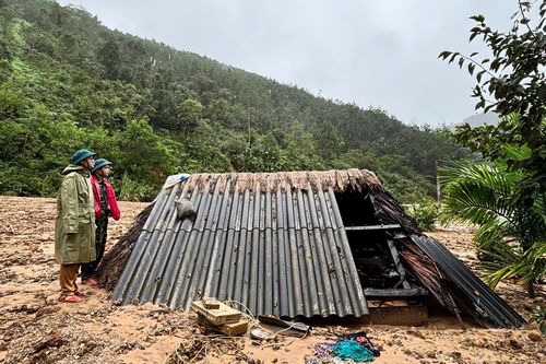 Sạt lở do mưa lớn vùi lấp gần hết 1 khu dân cư ở miền núi Đà Nẵng