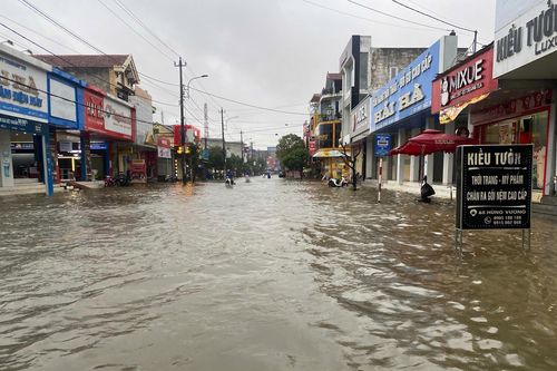 Quảng Trị mưa xối xả, sông Kiến Giang vượt báo động 3, nhiều nơi ngập sâu