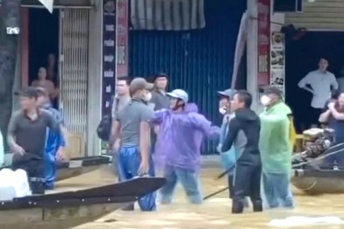 Làm rõ nhóm người dùng mái chèo đánh nhau giữa phố ngập lụt ở Huế