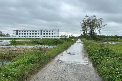 Trường tiền tỷ phơi mưa nắng vì thiếu phòng học