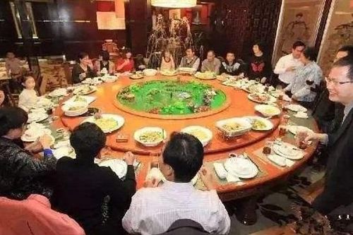 Đi họp lớp bị khinh thường, cú quẹt thẻ cuối cùng của người đàn ông khiến cả bàn cúi đầu xấu hổ