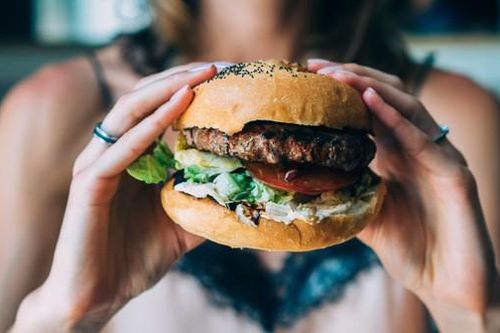 Lợi ích bất ngờ của việc 'ăn xả' khi đang giảm cân