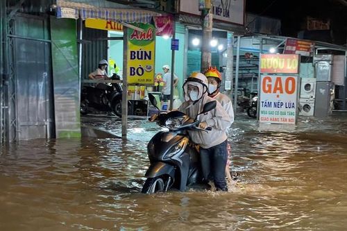 TPHCM: Mưa lớn kéo dài kết hợp triều cường đạt đỉnh, nguy cơ ngập úng diện rộng