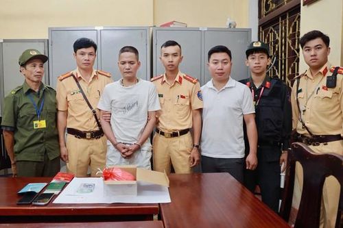 Giấu 2 bánh ma túy trong khoang máy ô tô vẫn không thoát