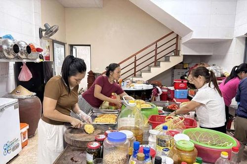 Bếp ăn nghĩa tình ấm lòng người dân vùng lũ