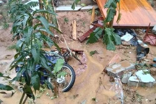 Sạt lở núi ở Hà Tĩnh, nhiều nhà dân bị vùi lấp