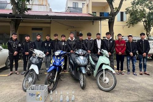Hơn 20 thanh thiếu niên mang hung khí hỗn chiến trước quán bi a ở Phú Thọ