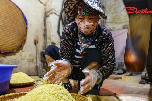 Người Mễ Trì khéo léo giã nếp non, tạo ra tinh hoa mùa Thu Hà Nội