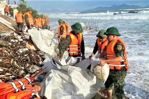 Đà Nẵng: Khẩn trương gia cố bờ biển An Bàng ứng phó bão số 13