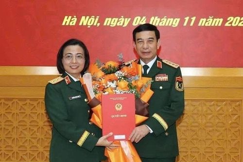 Nữ bác sĩ được thăng quân hàm Trung tướng