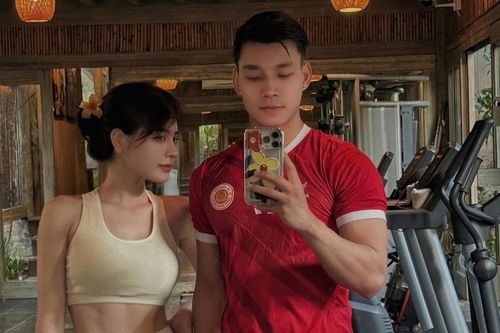 Văn Thanh khoe cơ bắp cùng bạn gái 'hot girl phòng gym'
