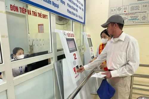 Thay đổi nơi thường trú có bắt buộc chuyển nơi đóng BHYT hộ gia đình?