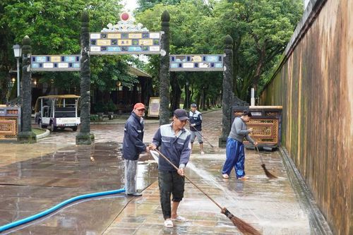 Huế khẩn trương khắc phục mưa lũ, di tích mở cửa đón khách trở lại