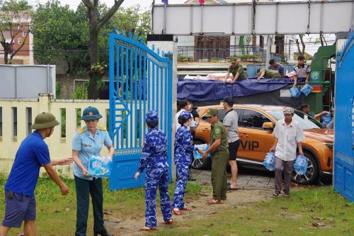 Hội phụ nữ Vùng cảnh sát biển 2 thăm hỏi, tặng quà người dân vùng lũ lụt