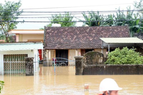 Nước lũ xuống chậm, hơn 3.400 hộ dân tại Quảng Trị vẫn bị ngập lụt