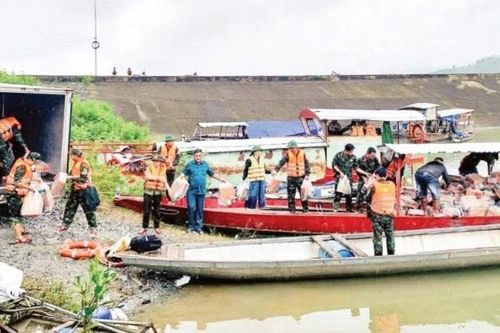 Tiếp sức người dân vùng lũ bị cô lập